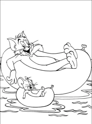 tommy descanzando con jerry en un flotador en el mar